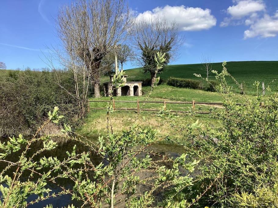 Le Gite De La Fontaine Chiddes Bagian luar foto